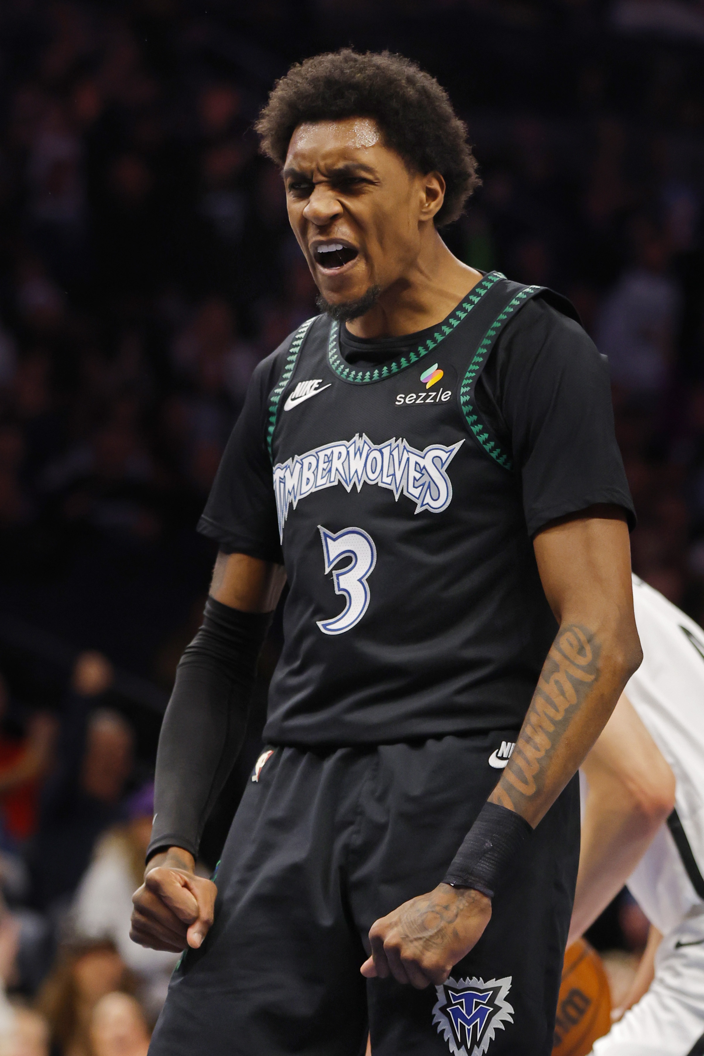 开云下载-填满数据栏！麦克丹尼尔斯16投7中&amp;罚球2中2得18分6板6助1断1帽